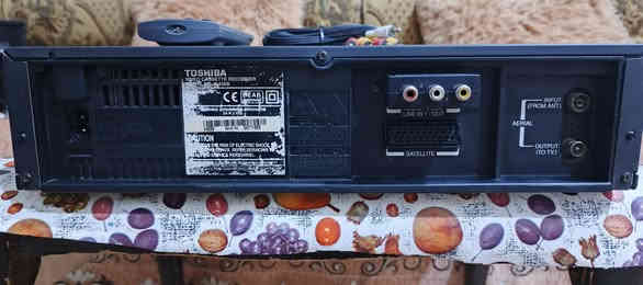 السلام عليكم .
جهاز فيديو كاسيت ماركة توشيبا اصلي نظيف جدا بحدود ٩٥ % .الصنع UK انكليزي .
 بلادي بدون تصليح او ضرر .شغال بالكامل ١٠٠ % .
4 هيد صورته جدا ممتازة .
تصفية اوتوماتيكية للصورة . 
عرض و تسجيل .
 (مع الجهاز ريموت الاصلي وكيبل كهرباء وفيشة عرض للشاشة ) 
سعر الجهاز  ٥٠ الف نهائي نهائي رجاءا .
اي استفسار او مراسلة موجود خاص او 
*********** البصرة .موجود توصيل شركة .
