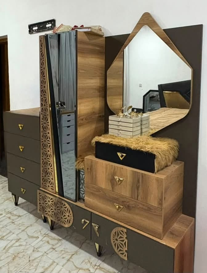 السلام عليكم ، متوفر غرفة نوم تركي مستعمل  من  9 قطع والجرباية هدية لم تضاف للسعر 🌼 
مكون من : 
 كنتور تركي 6 باب 
باب زاوية مدمج يضاف بجانب الكنتور
جزامة
مجرات 4
ميز مراية يحتوي باب
طبلة صغيرة
مراية طويلة
كومدي عدد 2
جرباية نفرين هدية 

العيوب : الكنتور يحتاج تغيير سجة فقط
للتواصل فقط على واتساب 
***********
السعر 500
