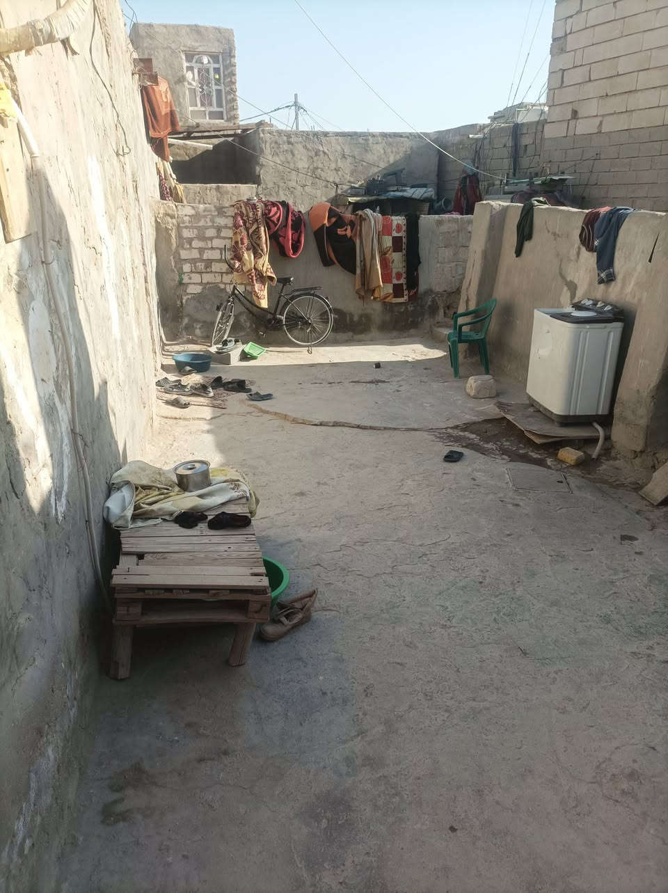 سلام عليكم بيت للبيع مساحه 270الرضويه السابعه سعر البيت 70وبي مجال الاتصال ***********
