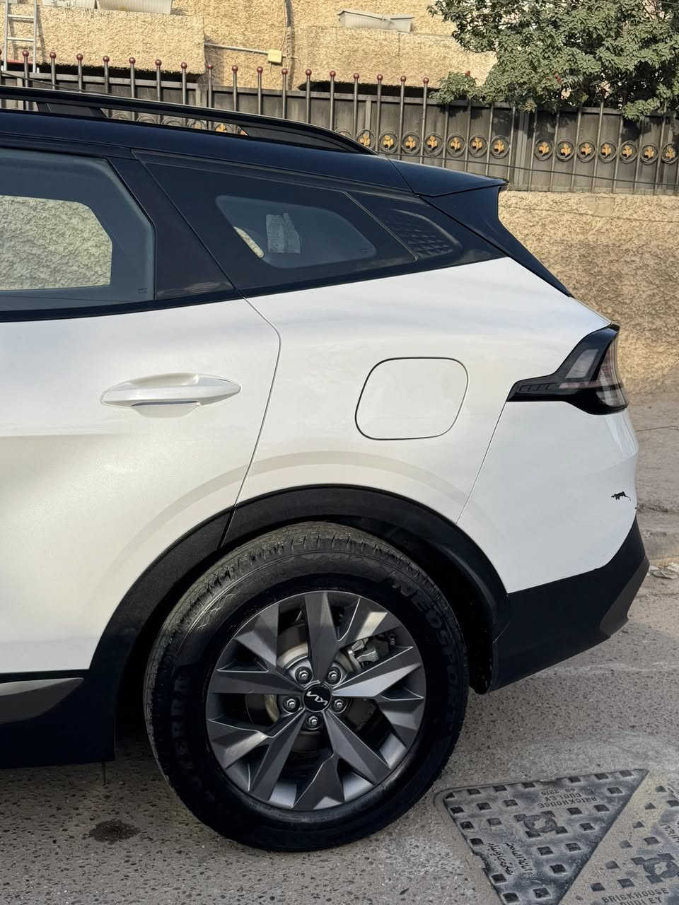 🚗 Kia Sportage 2022 Hybrid – هايبرد فول مواصفات

📍 الموديل: 2022
📍 الممشى: 47,000 كم
🛠️ المحرك: هايبرد (بنزين + كهرباء) 1.6 تيربو
💪 القوة: حوالي 230 حصان
⚙️ ناقل الحركة: أوتوماتيك
🌍 الدفع: أمامي
⛽ صرفية: اقتصادي جداً بالوقود

المواصفات:

✨ 4 مقاعد مريحة جداً
🔥❄️ 4 مقاعد تدفئة وتبريد
🔥 مقعد السائق كهربائي + ذاكرة
🌟 فتحة سقف بانوراما
📺 شاشة 12.3 إنج + عدادات رقمية
‏📱 Apple CarPlay & Android Auto لاسلكي
📶 شاحن لاسلكي
🔊 نظام صوت ممتاز
🪟 زجاج خلفي مظلل

أنظمة الأمان:

🟡 مساعد مسار
🚗 نقطة عمياء
📸 كاميرا خلفية + 360°
🛞 حساسات أمامية وخلفية
🔹 مثبت سرعة ذكي
🔹 دخول ذكي + تشغيل زر
🔹 حساس مطر وإنارة تلقائية
🔧 السيارة مبدل بنيد وبارد بلصندوق وبارد بلجاملغ  
� السعر مناسب وقابل للتفاوض بالمعقول
📞 للاستفسار والاتصال: ***********

السيارة جاهزة للفحص والبيع للجادين فقط �
