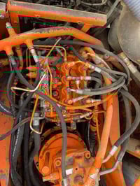 حفاره للبيع هيتاشي موديل2002 حجم 285 حفاره شرط المضخات والمحرك والكهرب...