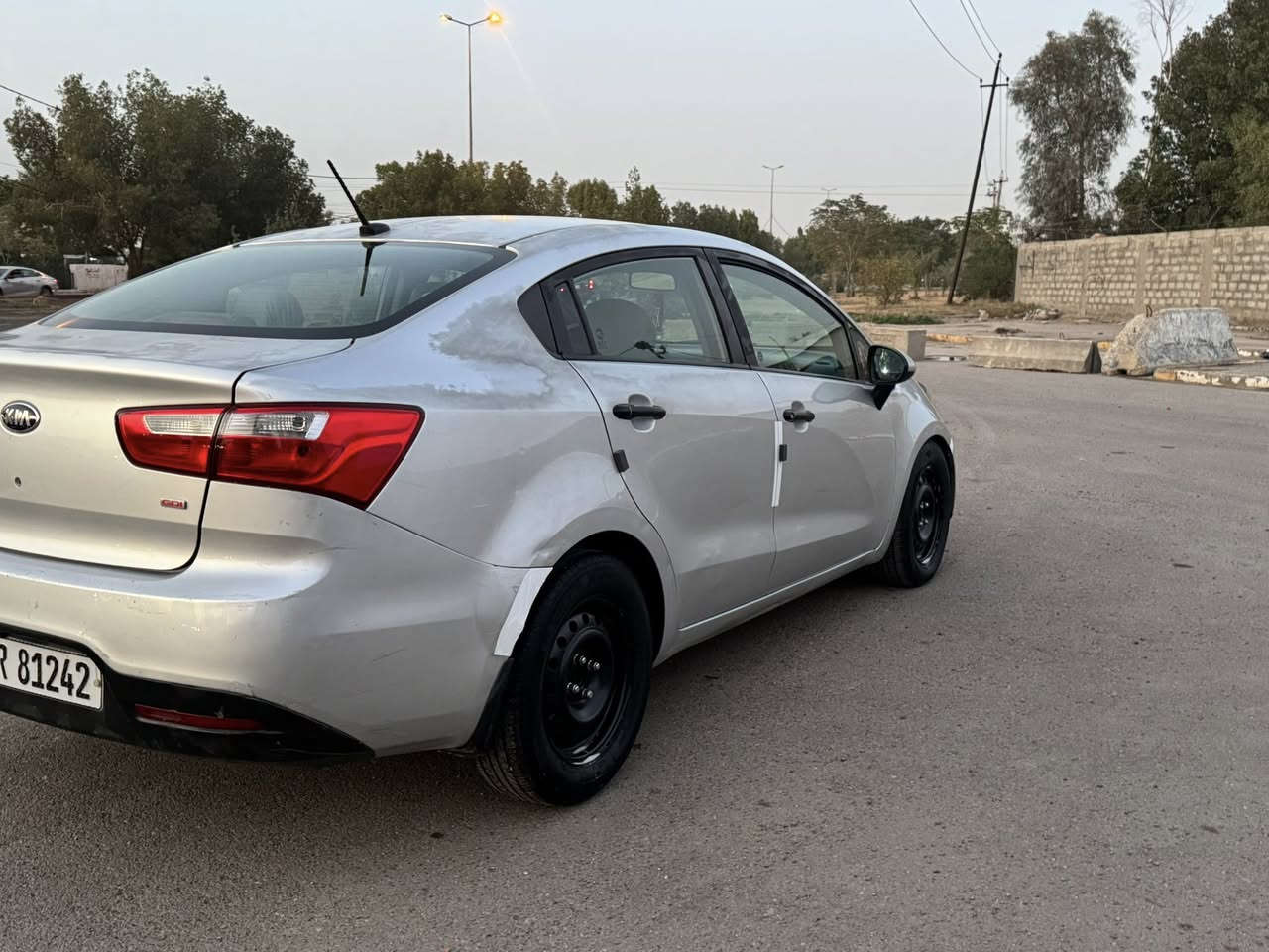 سلام عليكم كيه ريو ١٣ امريكي حدثها بس جملغ امامي بدون دواخل بدون ارباك وبيها قطعتين صبغ بلعراق ماشيه ٨٩  رقم بغداد بسمي  مكينه ١٦٠٠ كير تبريد ثلج تخم تاير خير من لله اي نقص مابيها السعر ٧٨ مكان بغداد البياع ***********         واتساب ***********
