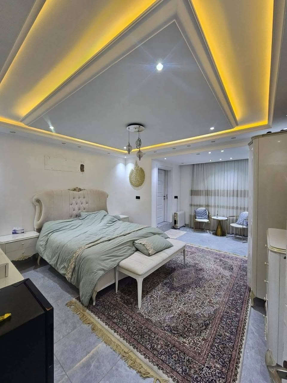 دار 200 م للبيع واجهة 10
3 طوابق يحتوي على 7 غرف نوم
 وصحيات عدد 5
حي الجهاد الطائي  مقابل مجمع النسيم
للأستفسار *********** واتساب
