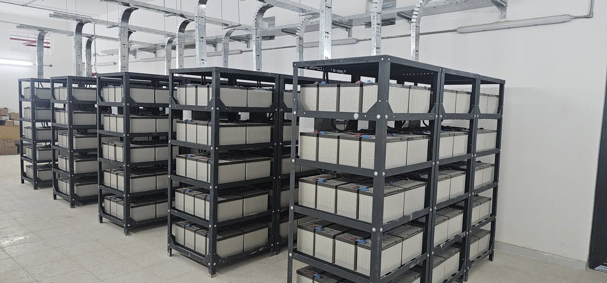 🏢 تم بعونه تعالى إنجاز مشروع الشركة المتكاملة تجهيز وتنصيب منظومة طاقة غير منقطعة (UPS) متكاملة من شركة Riello UPS الإيطالية، باستخدام أجهزة موديل MHT600 وبسعة 600 KVA للجهاز الواحد.
⚡ تم ربط عدد (5) أجهزة بنظام التوازي (Parallel System) لتشكيل منظومة مركزية متكاملة بسعة إجمالية تبلغ :
🔹 3000 KVA
🔋 كما تم تجهيز المنظومة ببطاريات صناعية نوع Lead Acid من شركة Leoch العالمية، لضمان أعلى مستويات الاعتمادية والاستقرار واستمرارية التغذية الكهربائية للأحمال الحساسة والمشاريع الحيوية.
🛠️ شملت الأعمال :
✔️ التجهيز الكامل للمعدات
✔️ أعمال التنصيب والربط
✔️ البرمجة والتشغيل
✔️ إجراء الفحوصات الفنية والاختبارات التشغيلية وفق المعايير العالمية
📈 تتميز منظومات MHT Series بالكفاءة العالية، وقابلية التوسع، والاعتمادية الكبيرة في التطبيقات الصناعية ومراكز البيانات والمشاريع الحرجة.
📞 للاستفسار والتواصل :
***********
🏢 شركة عجائب الماس
الوكلاء المعتمدون لشركة Riello UPS في العراق 🇮🇶
