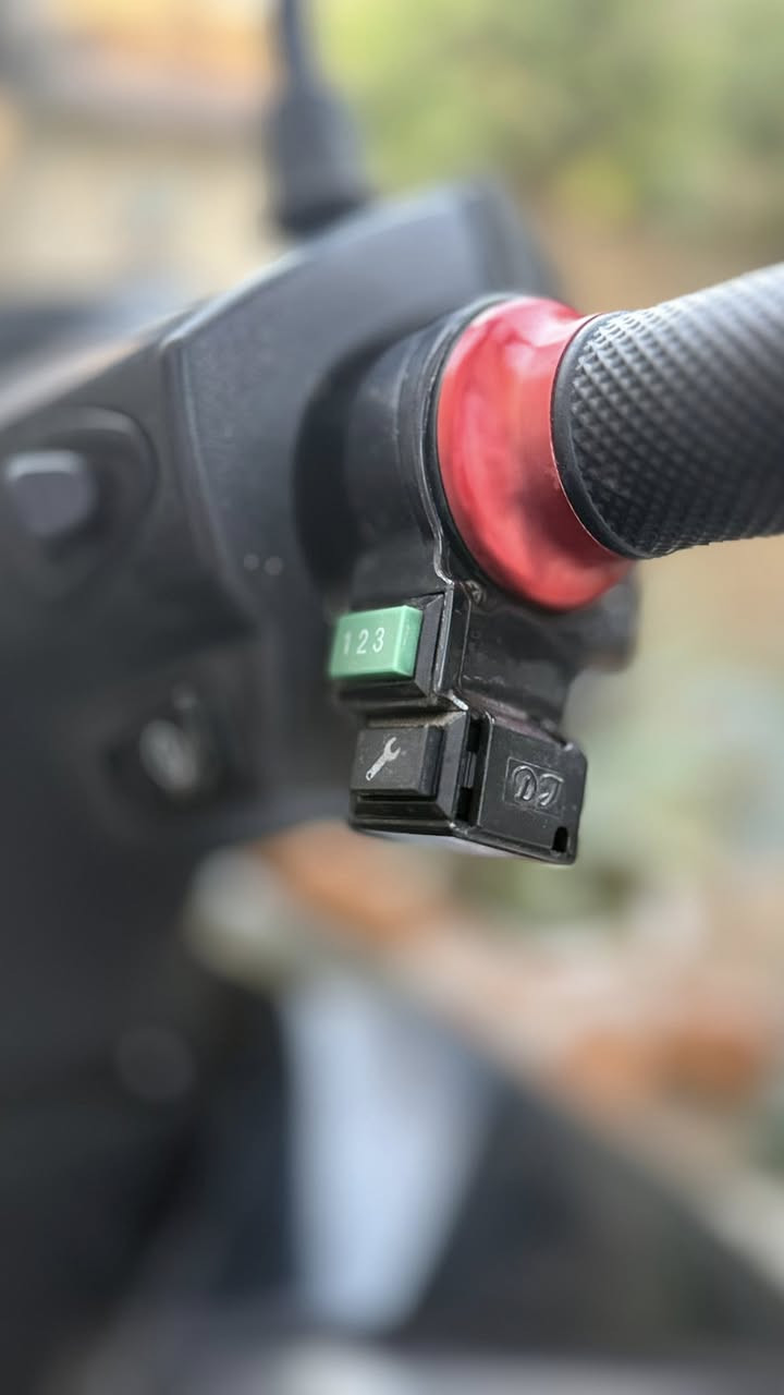 سلام عليكم للبيع دراجه شحن ماتركس الدراجه كهربائيات كله شغاله اشاير لايت عالي ناصي دبل اشاره مثبت سرعه نمر 3 تايرات جديده دسكات بريك جديده الدراجه يرادله بطاريات فقط بطارياته تعبانه السعر 525 وبيه مجال بسيط بغداد العامريه 

***********
