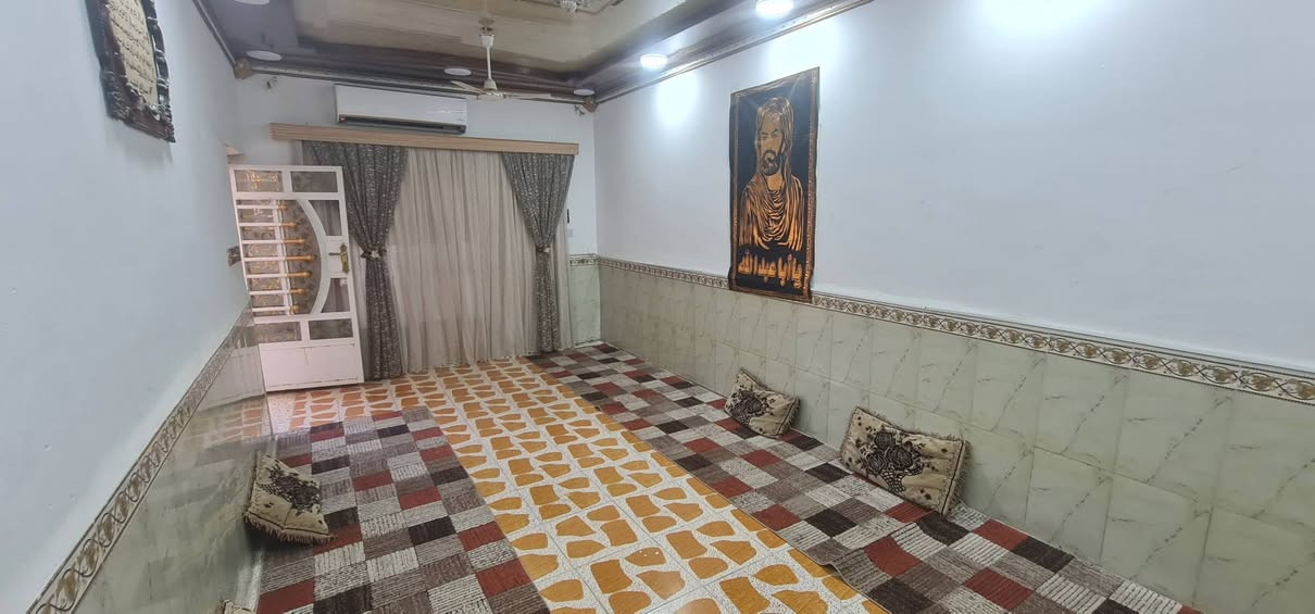 .بيت للبيع منطقة ابو رمانه خلف مركز الشرطه المساحه ١٣٠ قاطين الأرضي صحيات حمام خارجي وداخلي واستقبال ومطبخ وصاله وغرفه . والقاط الثاني ٣ غرف . السعر و الاستفسار الاتصال على هذا الرقم ***********
