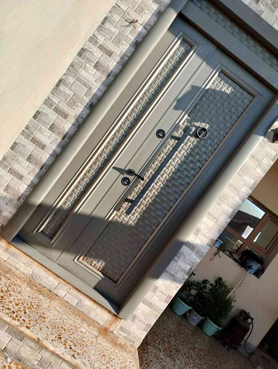 دار للبيع بناء حديث مساحته 380 م ركن 
منطقة حي النداء قريب على مدرسة زينب وثانوية الروئيا مكان مميز نوع العقار بلديه 
الاتصال 
***********
