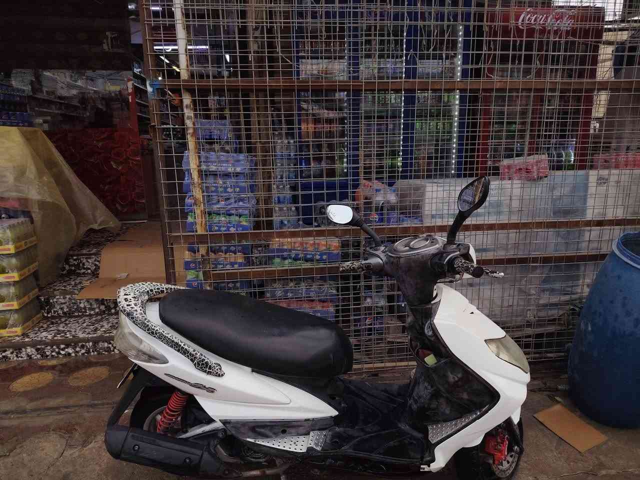 السلام عليكم ورحمة الله وبركاته مساء الخير اخوان سكنس فحل كبريتر دراجه بلادي فقط مره وحده تجفيت كهربايت  شغاله البيع لو مراوس ماكس عدله فقط لسعر 500 بيه مجال بسيط الدرجه بس خرز مال كلج امامي ترايش موجوده بس اني ما شدهن 
ممكان الدراجه بغداد الزعفرانيه دور الشرطه قرب صيدليه رينه علي الرقم الهاتف  *********** احمد وسام
