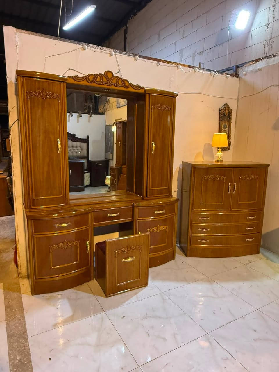 غرفه صاج داخل خارج ٥ ملم وجه داخل ٤
السعر مليون ٤٠٠ بيهة مجال ***********🌼🌼
شد نقل داخل بغداد مجاني  محافظات بكروة 
نضافه ٩٠ 
غرفه ام مسرحه ضخمه 
ضهره جرجوبه براغي 
٨ قطع
