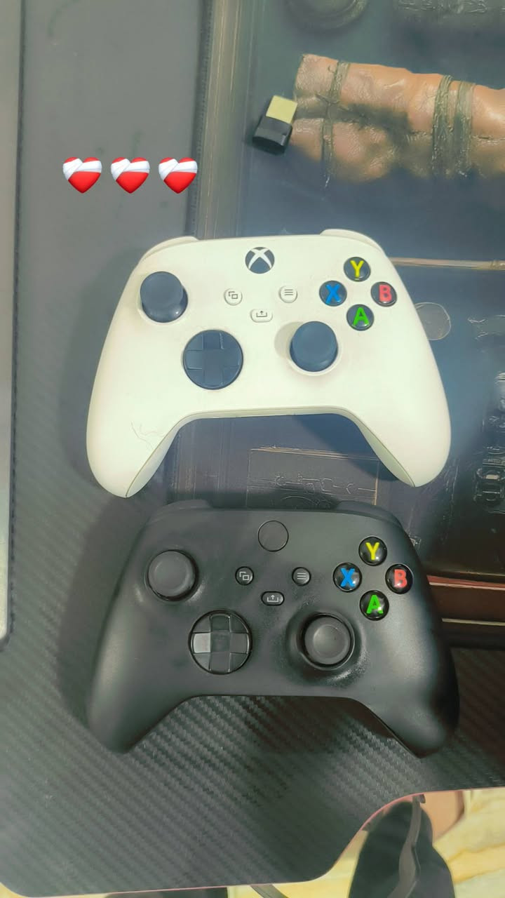 شاشة كيمنك جديد استعمال قليل مواصفاتها بصوره سعر 130 
دركسون كامل سعر 60 
يده عدد ثنين اكس بوكس اصلي سعر الوحده 50 
يوجد توصيل لجميع المحافضات
***********
