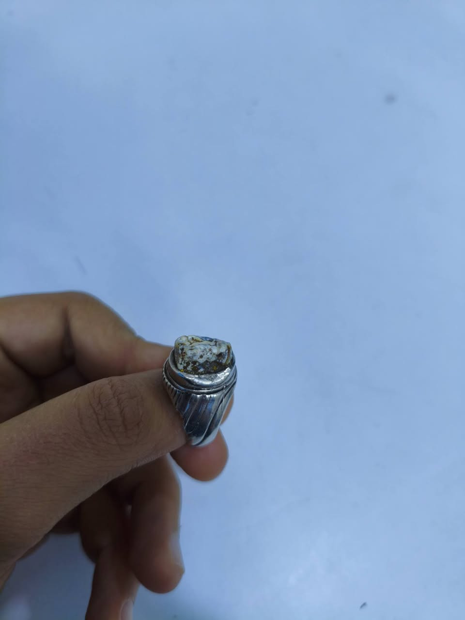 للبيع
خاتم فضه 925 صياغه يدوي عراقي متوج بحجر عطف بري الخاتم قديم الشراي خاص او المراسله على الرقم واتساب ***********
