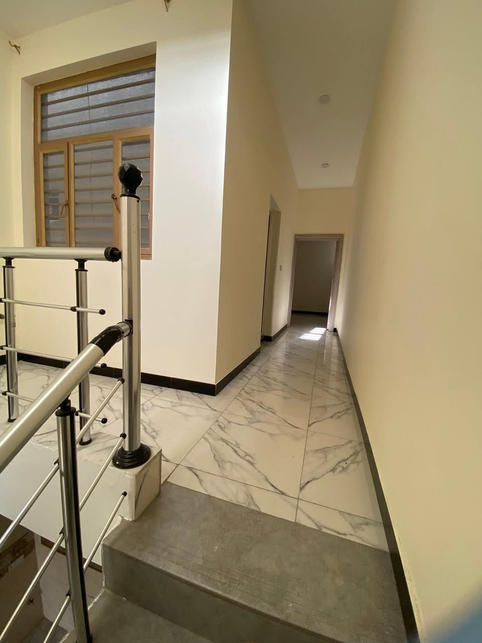 دار للبيـــــــــــــع مساحه ١٣٥م واجهه ٧م نزال ١٩م حديث درجه أولى طابقين طابو صرف الموقع حي الفرات قريب عل شارع العام شركه الاتصال على وتساب ***********)
