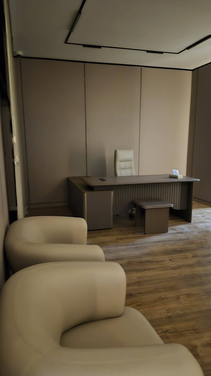 جزء من عملنا اعاده تأهيل وتغيير الديكور والكهرباء وفرش اثاث بتصميم هندسي عصري يناسب ذوق الزبون عملنا في جميع محافظات العراق للتواصل على الارقام 
0782 318 3433
