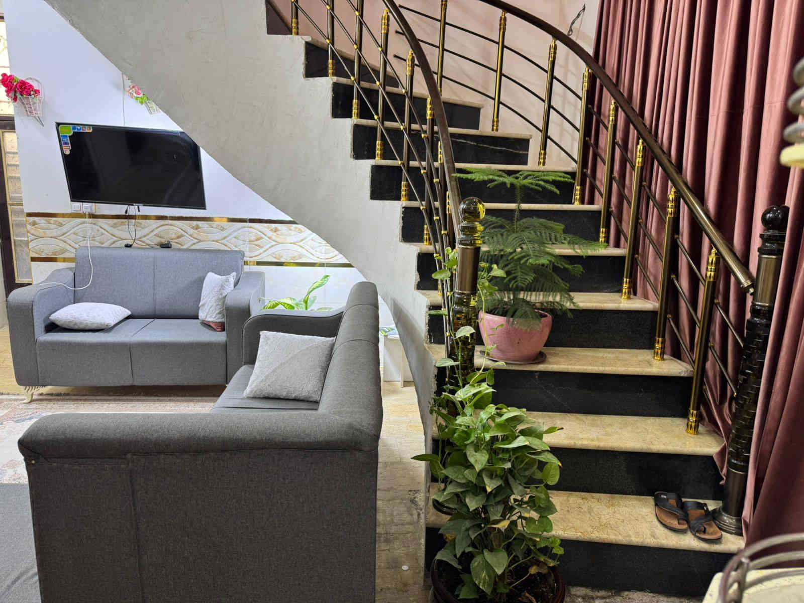 السلام عليكم بيت للبيع طويريج جمعيه قرب مدرسه المستقبل المساحه 150 واقع حال 160 يتكون من استقبال/صاله/غرفه نوم/مطبخ/مجمع صحيات السعر 70وبيه مجال *********** كربلاء
