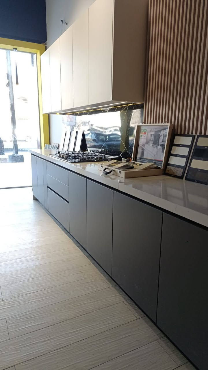 سلام عليكم عندي هذا كاونتر جديد لان مالت عرض مع طباخ وغرفه نوم اريد ابيعهم حتا افرغ مكان لتواصل *********** واتساب متوفر ملاحظه عرض كاونتر خمسه متر ويتقطع حسب مساحتكم
