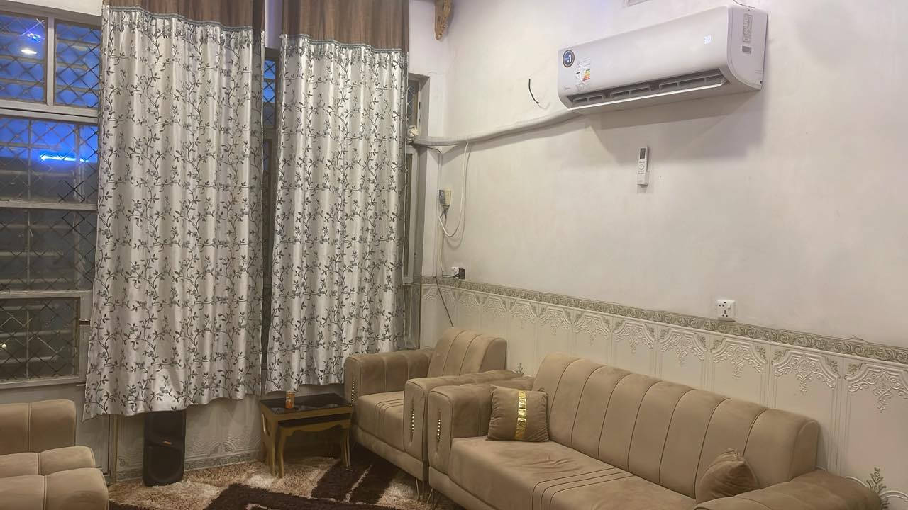 من رخصت مدير المحترم لبيع ١٠٠ متر طابق واحد شارع ٢٠ فرع صيدليت الفيحاء بيت بناء جديد معه اثاث سبلات عدد ٣ معه مجمده غساله بلازمات ٣ منضومت كامراات معه تخم جديد معه منضومت كامرات *********** يالله اي معلومه رقم تلفون مثبت
