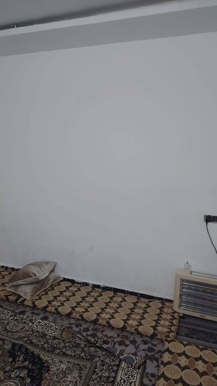 السلام عليكم إني مكلف بل نشر
مشتمل طابقين المساحه ١٠٠ متر 
في قضاء أبو غريب منطقة (الحصوه بالنصر والسلام) 
قريبه على السوق والمدارس
البيت مأجر بمبلغ (٢٥٠ ألف) 
يحتوي البيت على غرف نوم العدد ٣ واستقبال ومطبخ وصاله فوك وجوه(***********)
