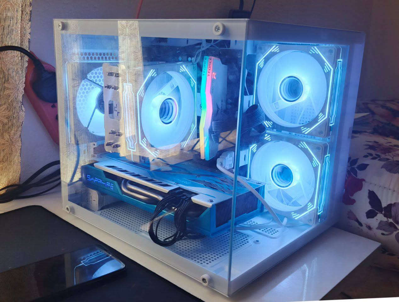 السلام عليكم سيت اب للبيع كامل او بس قطع ابيع
الكيس: 
CPU: R5 4650G PRO
GPU:
 RX 580 8GB 
لون ابيض + ازرق نسخة السيريس sapphire بي ارجيبي نسخة ال 14 بن
يشغل gta v اعلى دقة و رد دد و هواي العاب
MTB: B450 PRO III 
COOLER: Ag400
Ram: 8+8 DDR4 T-force (3600HZ) لون ابيض ارجيبي 
Case: 
كيس بيضة وياها مراوح لون ابيض RGB وياها الهوب و الريموت
تكدر تتحكم بالاضاءة حسب ما تريد 
STORAGE: 500GB

الشاشة:
حجم 21
 لد 1080 
75HZ 
بيها صوت و وياها ستاند نظافة فول

الاكسسوارات:
ماوس ارجيبي 
 كيبورد ميكانيكي سويتج بُني
سماعة محيطي ارجيبي لون اسود وياها مايك 
ماوس باد
ساعة لون ابيض و اسود بيها تاريخ و منبه و درجة حرارة
+ مروحة اضافية ارجيبي اسود تكدر تركبها وين ما تريد

كيبلات كامله + قطعة واي فاي
كل القطع اصلية و مفحوصه و نظيفه 
توصيل مجاني
تواصل خاص او واتس ***********
 قيم بما يرضي الله و لحد يكسر بالسعر

