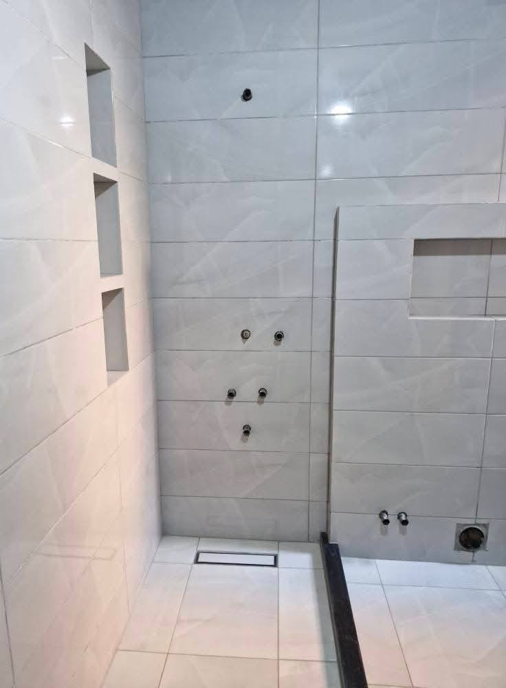 يوجد اثنين خلفه سيراميك وبورسلين ومرمر وكاشي درجه اولى رقم الموبايل وعلى الواتس ***********
