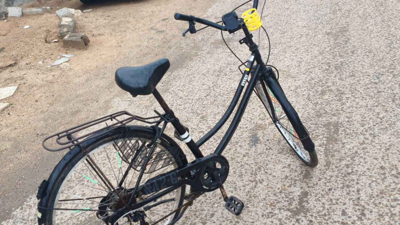 السلام عليكم عندي بايسكل حجم 26 البايسكل امانه الله جديد ونظيف حيل يعني مو شلون مكانن بي طخه بالويل الخلفي ودائره مال زنجار صغيره كلش يعني اي صبغ تتكحل وبي كير ست سرعة وتجي ويا  كاسحه السعر مالته 85 وبي مجال للشراي بسيط الشراي يجي خاص


**إذا كنت صاحب هذا الإعلان وتريد حذفه لأي سبب، رجاءا أرسل رسالة إلى الدعم الفني**