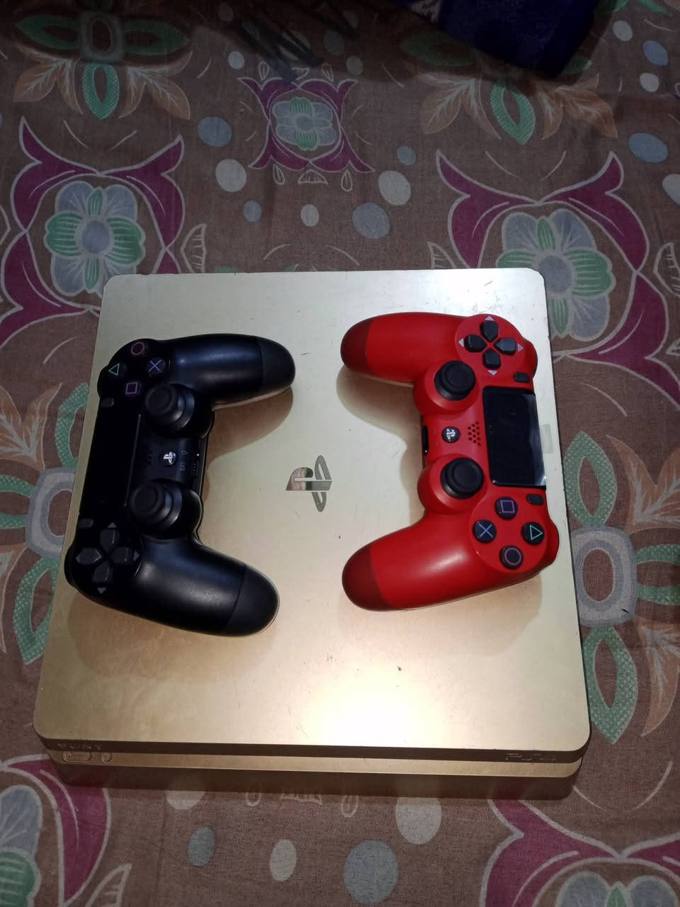 السلام عليكم بلاي 4 للبيع امريكي الجهاز نظيف ما مفتوح ابدا مهكر نظام 12: 50 بي لعب طوبه فيفا وبي اساسا ميراج مكان بغداد سعاده الكرامه السعر الخاص للتواصل واتساب *********** وبي قرص فيفا 18 هديه وي جهاز ويا يتين اصليه
