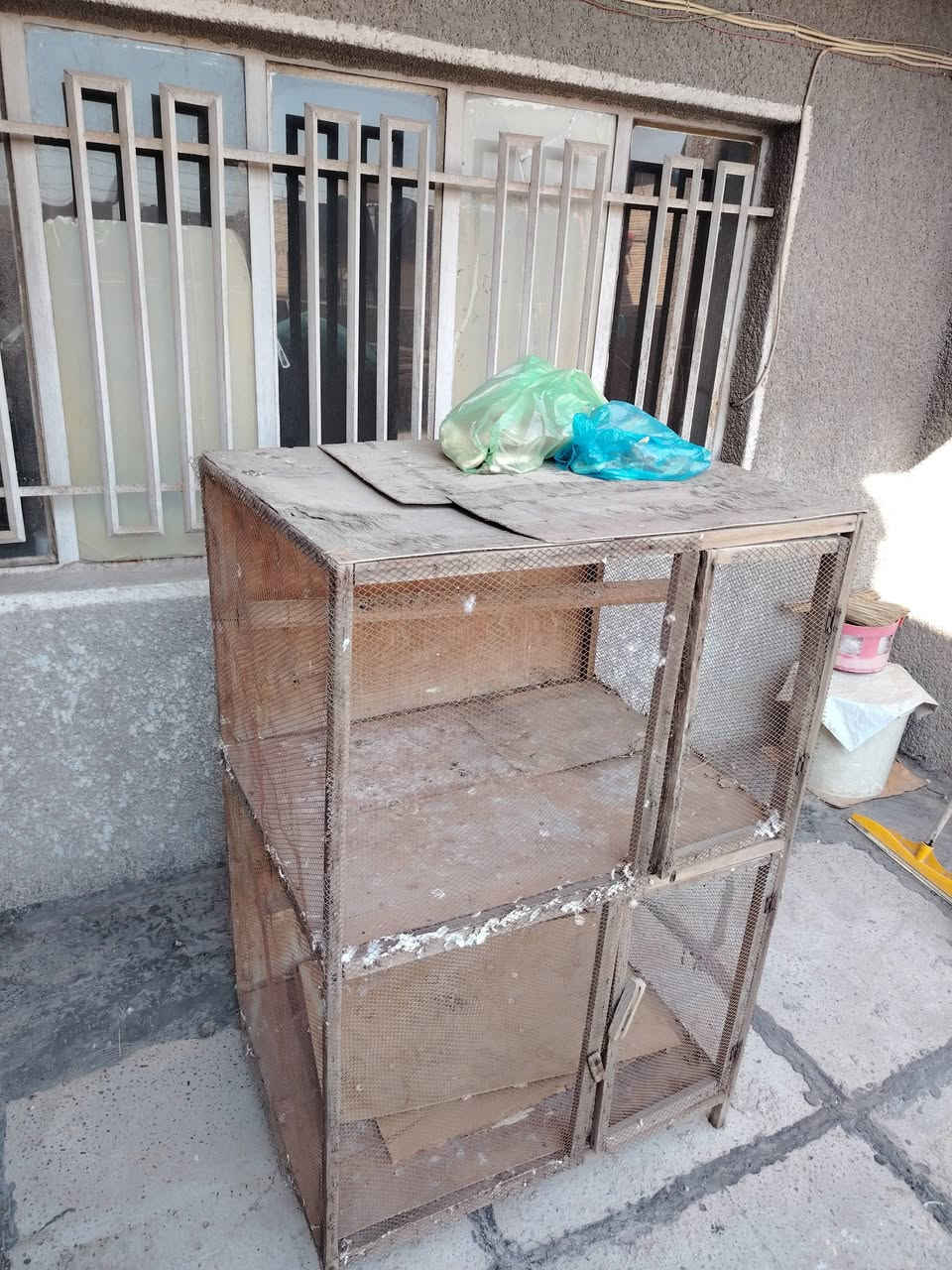 خانة الارتفاع ١٣٠ النزال ٦٦ العرض ٨٥ مع مناهل صغيرة ٢ مع سلات ٢ بغداد حي أور *********** السعر ٢٥ ألف
