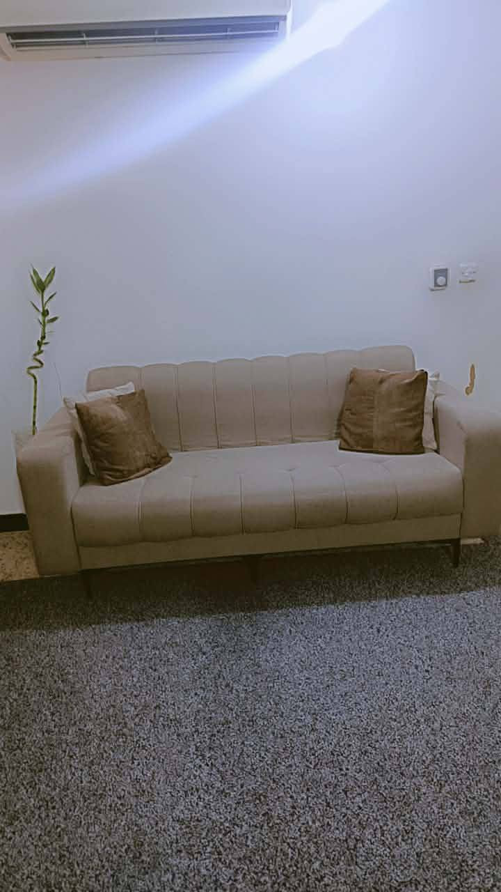 السلام عليكم  عندي هاذا لتخم البيع اي ضرر مبي جديد نضيف  الاستفسار ع الرقم ***********
