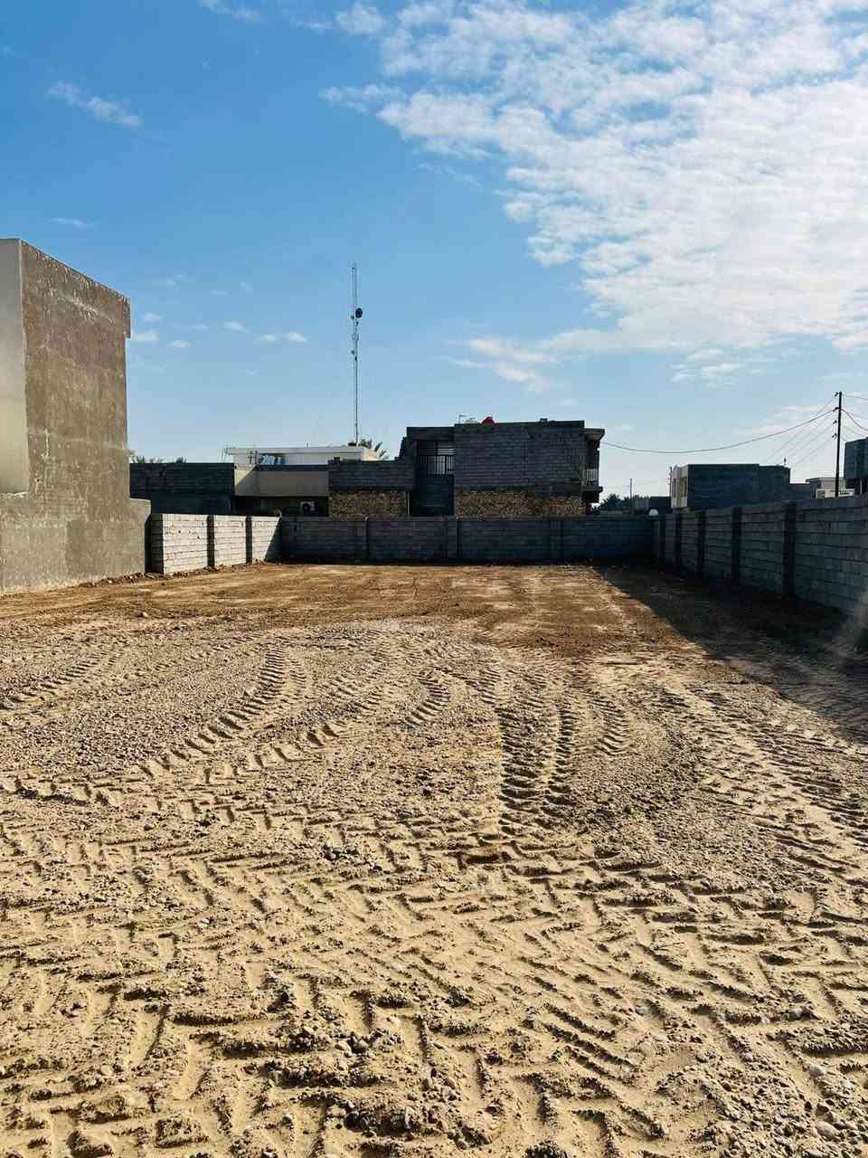 #للاستثمار 
ارض مساحتها 714 م مربع 
الواجهه 17 م والنزال 42 م
متوفره فيها كافة الخدمات (ماء / كهرباء / تبليط )

#مكتب_اليقين_للعقار
***********
***********
***********
