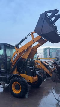 جي سي بي • معدات ثقيلة • دخول جديد