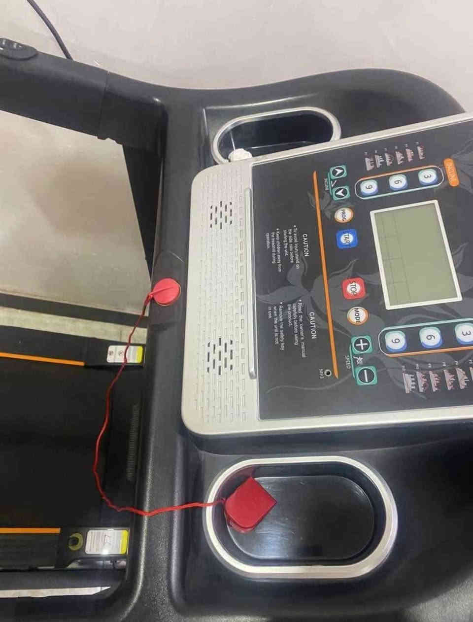 جهاز جري 
استعمال 3 اشهر فقط 
يتحمل 250 كيلو 
جبلي 
 وجهاز حزام تكسير الشحوم 
دوار للخصر 
الجهاز جديد واستعمال 3 اشهر 
السعر 350 الف 
مكاني حله بابل شارع ٨٠ طريق كربلاء قرب مجمع نبع بابل 
*********** حلة, بابل
