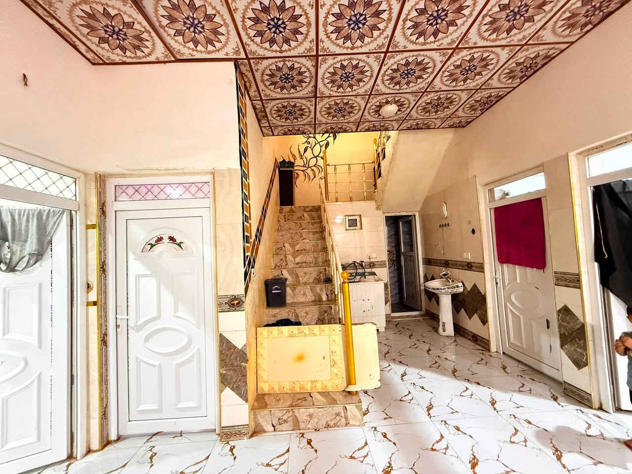 دار سكن للبيع جلولاء الحروب فرع الاطفاء 

مساحة 250 متر

يحتوي على استقبال 7*4 وغرفتين نوم 5*4 وصالة 8*4 ومطبخ 5*4 حمام داخلي وكراج سيارة وحديقة 

متوفر كافة الخدمات ماء اسالة وشارع تبليط 15 متر 
السعر 70 بي مجال 

للاستفسار ***********
