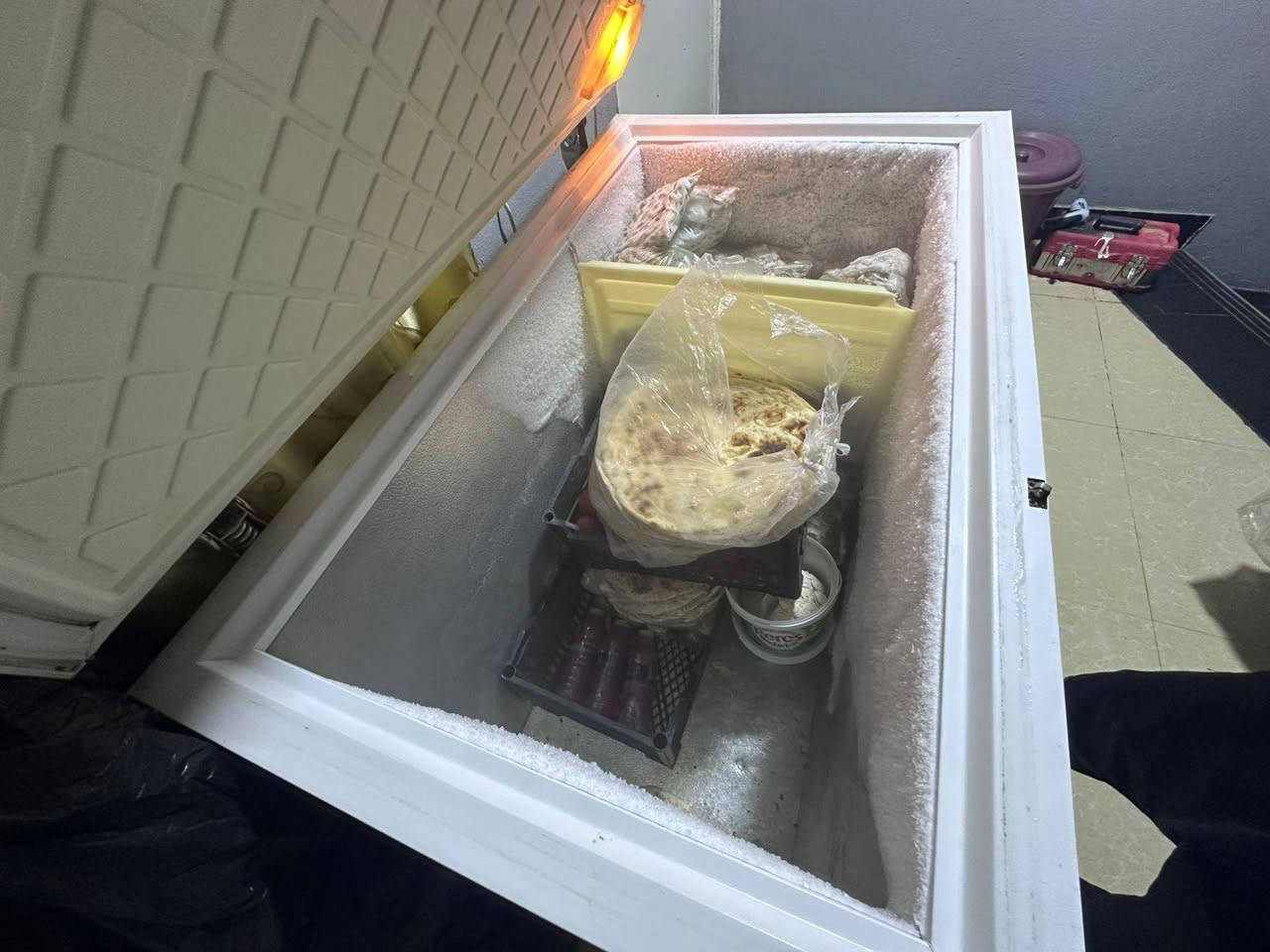 السلام عليكم مجمده حجم كبير مستعمله ونضيفه تجميدها فول السعر 200 الف وبيها مجال بسيط  المكان الرشيديه *********** اتصل واتساب فقط مامتواجد عل نت
