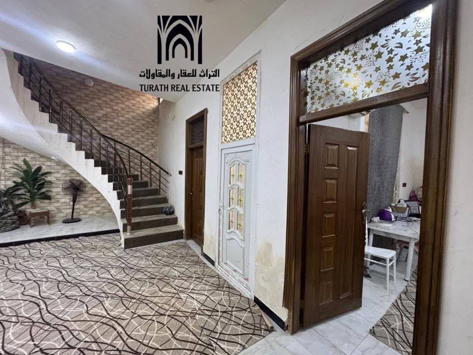 بيت 200 متر طابو للبيع او المراوس  حي الجامعة قرب شارع 20 ومدرسة السجى
بناء حديث 2022 
طابق سفلي كامل : 
⭐ مطبخ
⭐ غرفتين نوم 
⭐ صالة 
⭐ استقبال
⭐ حمام مشترك

 طابق ثاني عالنصف : 

⭐ يحتوي على صالة بنفس قياسات الصالة السفلية 
وحمام وايضا سطح وقواطع غرف غير مكتملة للراغبين بالاكمال وضافة غرف اضافية 

⭐ كافة الخدمات متوفرة تبليط انترنت ضوئي كهرباء مولد ونفايات

للاستفسار اكثر *********** متواجد واتساب
