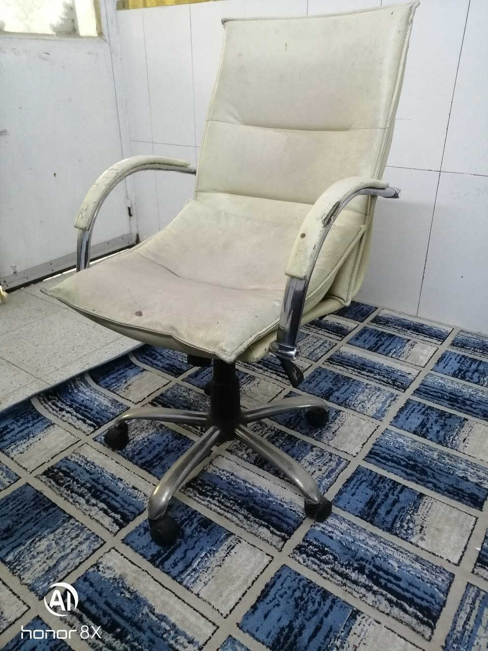 كرسي دوار للبيع مستخدم نظيف العنوان داموك شارع القاضي الطشاش 2 رقم الهاتف *********** وعالخاص موجود ..
