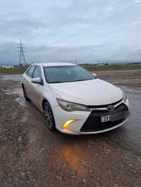 كامري ٢٠١٥ • ابيض صدفي • خبطه جهة السائق