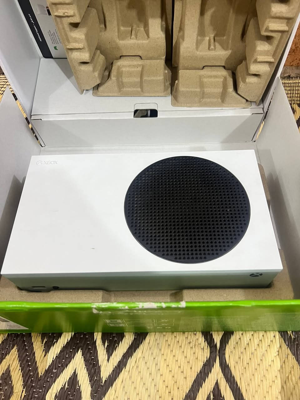 اكس بوكس سيريس إس نضيف لوك
512 GB 

***********

السعر 350
