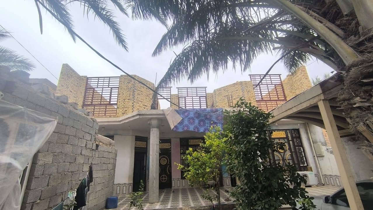 السلام عليكم
بيت للبيع في الكوت الدجيلي منطقة حي الجهاد     
طابو صرف على شارع عام متوفره جميع الخدمات 
مدارس ومستشفيات المساحه الكليه 450م 
والي مسجله بلسند  364م 
طابق اول كامل والطابق الثاني هيكل فقط بناء 
متكون الطابق الاول من 
غرفتين نوم .   6/4٫20
وصاله     9/4
وهول.   5/4
ومطبخ داخلي. 7/4
ومطبخ خارجي    6,50/4
وستقبال.  11/4,50
وحمام داخلي.   3/2
وصحيات خارجيه 
والطابق الثاني متكون من 3غرف نوم وصاله 
الاستفسار اتصل على الرقم
***********
