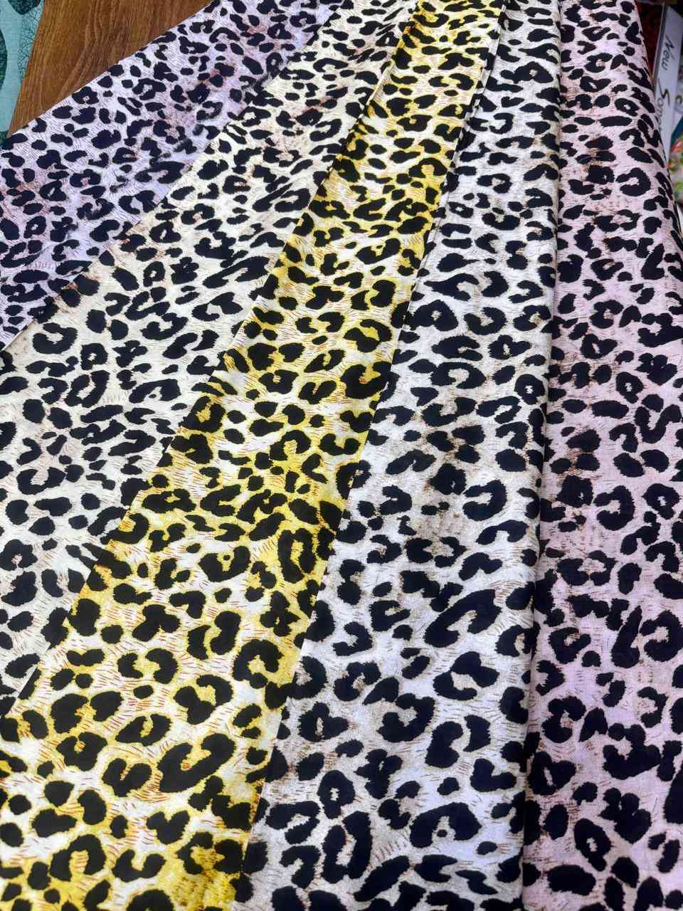 ✨ أهلاً بكم في بيجنا الخاص(أقمشة الزهراء) ببيع الأقمشة ✨
الكشمير التركي القطعة ب3
الدرزن 20قطعة 
نوفرلكم تشكيلة أقمشة راقية تناسب كل الأذواق 🌸
• جودة ممتازة
• أسعار مناسبة
• ألوان وموديلات متنوعة
• توصيل لكل المحافظات 🚚
📍تفصيل، عبايات، فساتين،
📩 للحجز والاستفسار راسلونا خاص
ثقتكم فخر إلنا 🤍
 ***********للحجز واتساب 
#أقمشة #بيع_أقمشة #أقمشة_راقيه #تفصيل #عبايات #فساتين
