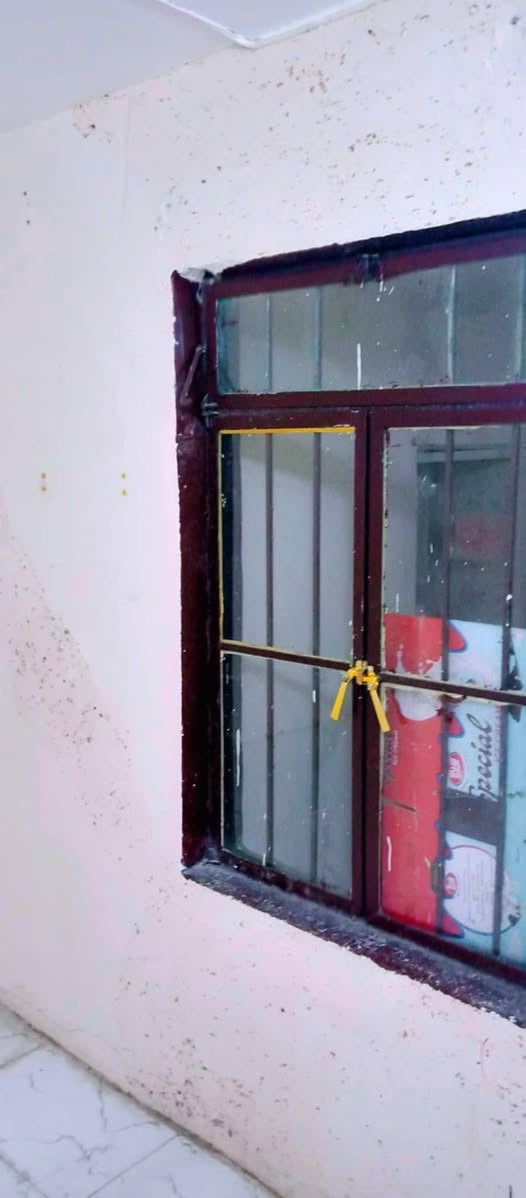 دار للايجار في حي الكرامة طابق ونص / غرفة نوم (2) / استقبال / هول / مطبخ / حمام /مرافق/ مخزن / ارضيات بورسلين / جدران سيراميك / سقف ثانوي /خط مولده /الموقع حي الكرامه 18 شارع المركز قرب حلاقة بسولي / فرع الخضروات بدل الايجار 250
للتواصل
                               ***********
 غير متواجد على الفيس
