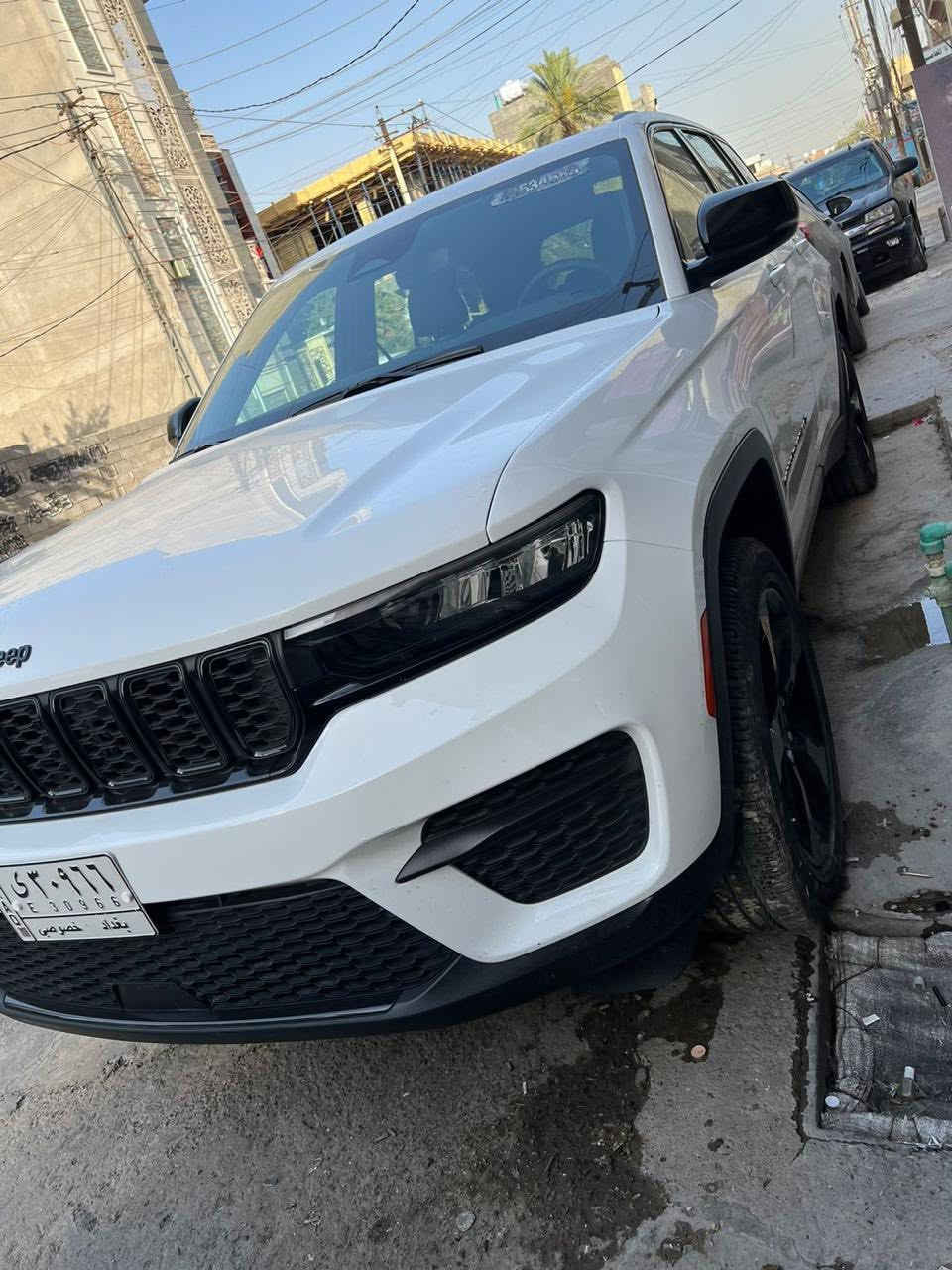 جيب كراند شيروكي التيتيود بلاك ادشن .
الموديل :2023 . (وارد امريكي) .
293hp . V6. 3.6L : المحرك
العداد : 20 الف كيلو متر .
المواصفات :
* 5 راكب .
  دفع رباعي 4x4 .
  رادار امامي مع مانع تصادم .
  تحذير الخروج عن المسار .
  تحذير النقطة عمياء .
نظام تحذير عند التقاطعات.
* شاحن موبايل وايرلس.
* ويل قياس 20 انج .
* لوحة القيادة بقياس 12 أنج.
* كير شفتر بالستيرن .
* كاميرا خلفية.
*شاشة متوسطة 8.1 أنج
* المصابيح الأمامية زنون .
* كشافات الضباب زنون،
* دخول ذكي.
الصندوق الخلفي كهربائي .
  فرش المقصورة الداخلية من الجلد والشاموا .
  مقعد السائق كهربائي .
  المقاعد الأمامية تدفئة .
  حساسات خلفية .
  دوسات جانبية .
  مكيف خلفي .
  تدفئة مقود القيادة .
  مانع تصادم خلفي .
  بلوتوث تلفون .
⭕️ مكاني بغداد الجديده
رقم التلفون ***********
35 الف دولار وبيه مجال
