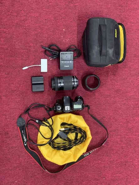 مع عدسة 55-250عدسة راقية جداً

 وبطاريتين 

وادابتر نقل الصور 

وهود امزون 

وجنطة 

سعرها 350 وبيها مجال 

***********
