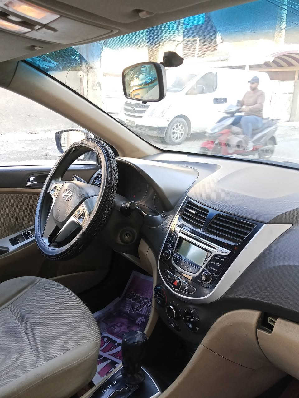 السلام عليكم 
اكسنت 2011 بلو مضلع قطرتين 
الباب الايمن بي طخه خفيفه 
الباب الايسر باب السايق مصلح كد شبر 
مكان السيارة الدوره 
السعر 80 وبيها مجال 
للاستفسار الاتصال على الرقم 
***********
