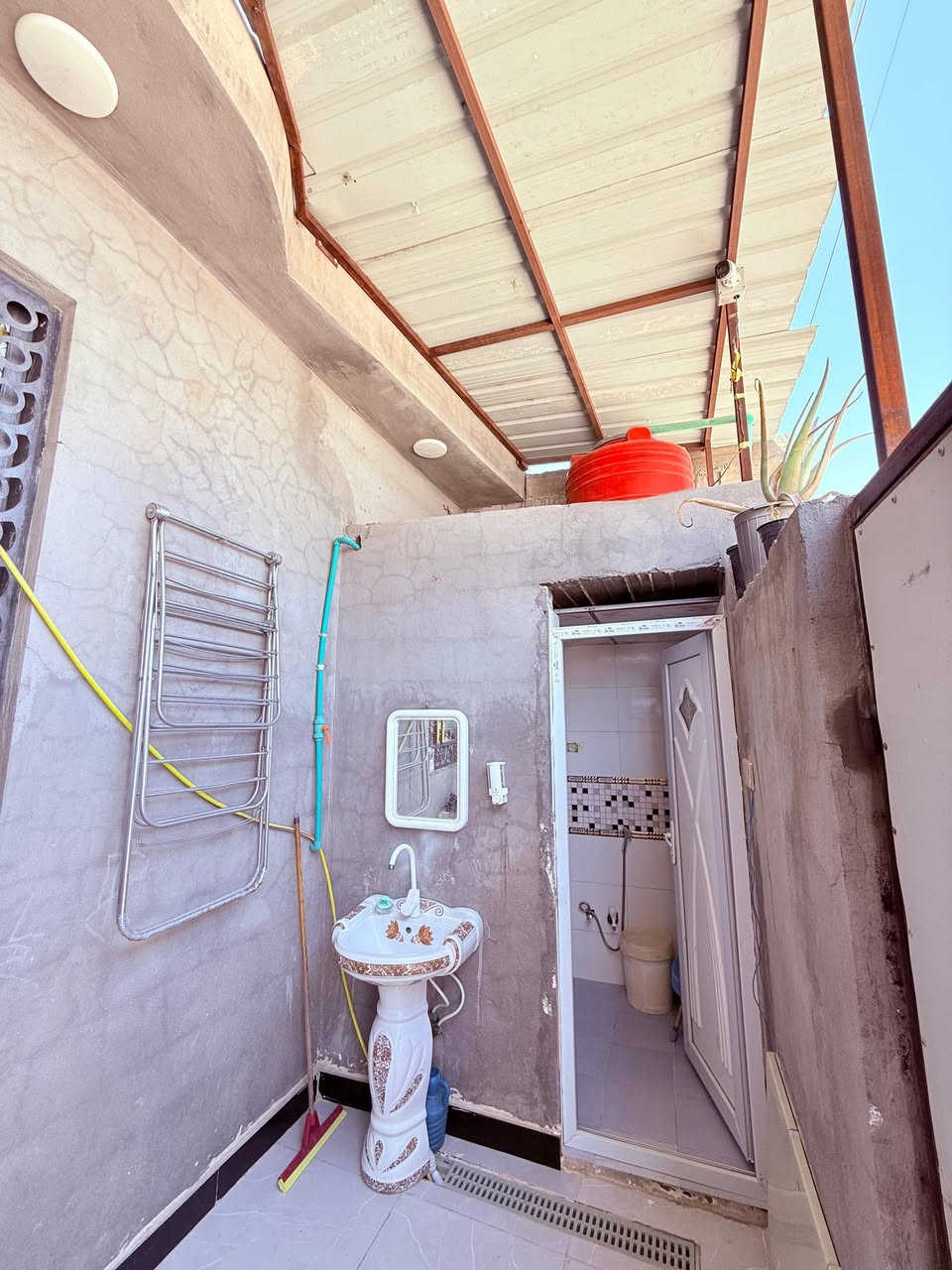 دار سكن #للبيع 🏠
ملك صرف زراعي عراقي نموذج 25
.
#المساحة :: 100م / 
البناء حديث وشغل مرتب وسعر مناسب 
#السعر62 مليون قابل للتفاوض
📍 ابي الخصيب - البهادريه
#يحتوي :: طارمة . استقبال . صحيات خارجية .
صالة واسعة . غرفتين منام . صحيات داخلية .
مطبخ . منور خدمات .
#للإستفسار مراجعه  ***********  مع وتساب
