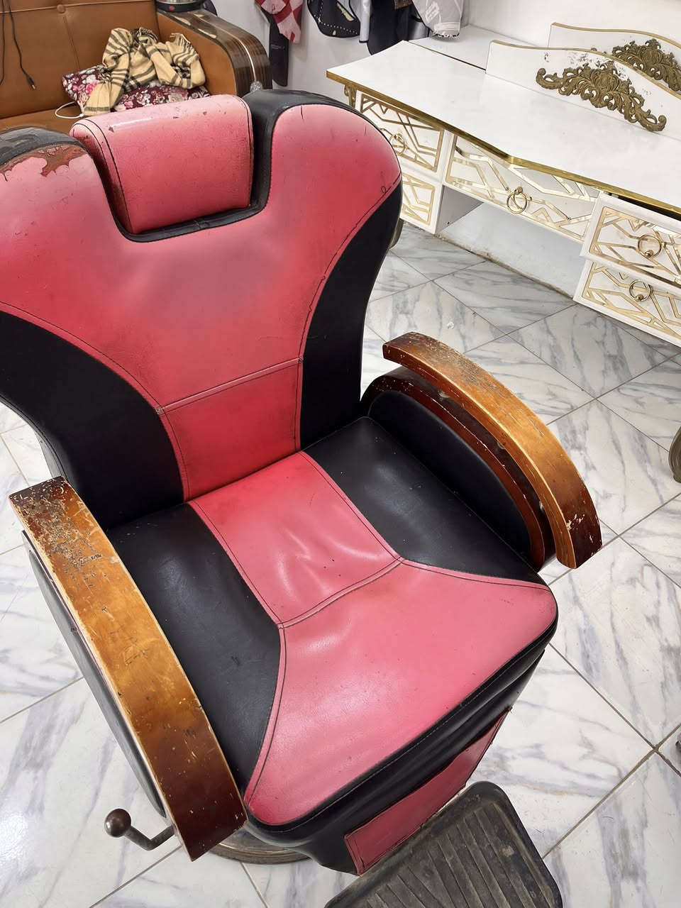 غراض حلاقه للبيع      كرسي عدد 2.     مرايات عدد 2 و فاترينا
مكان حله ابي غرق  *********** - ***********
