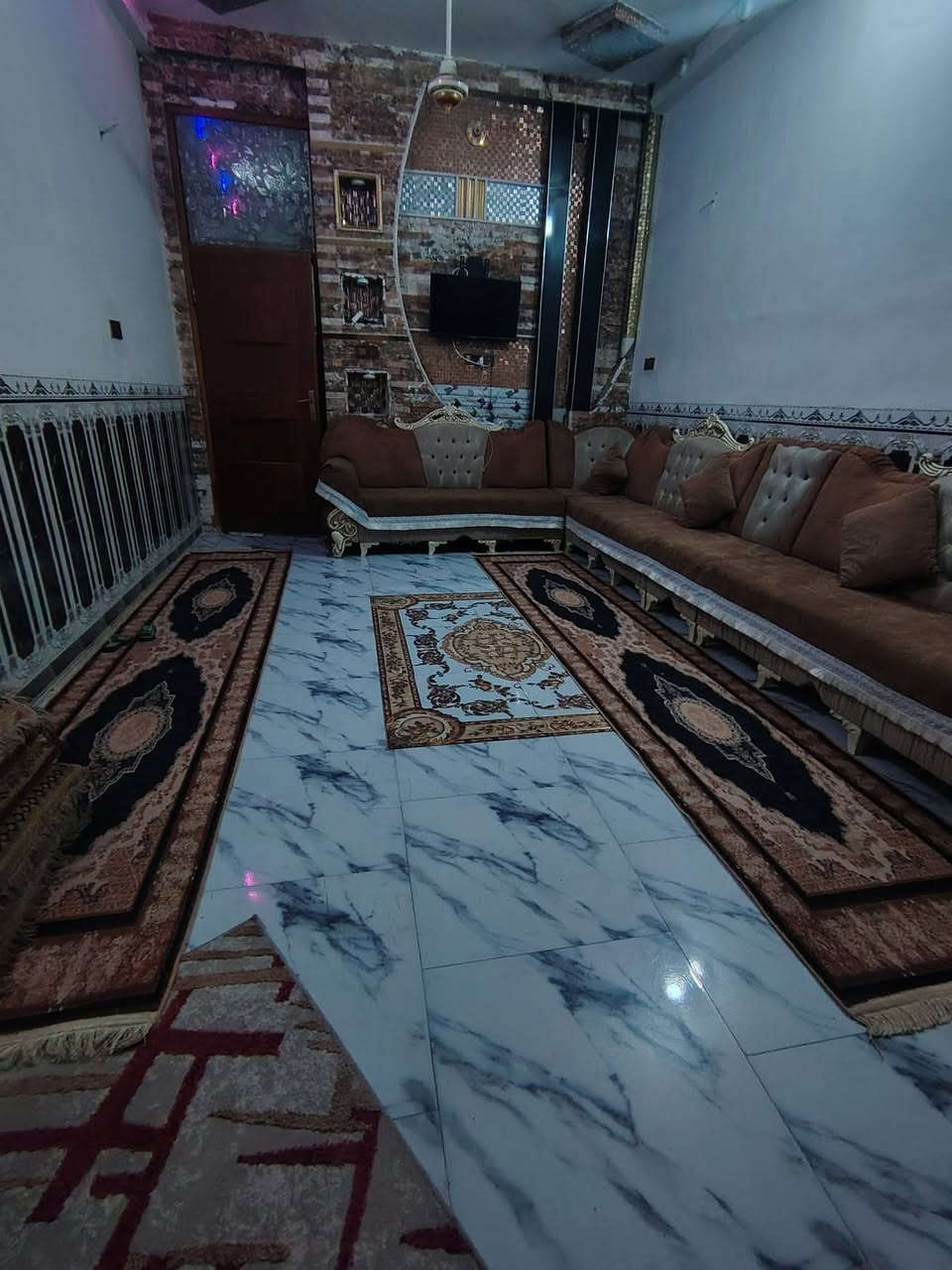 عقار للبيع ١٥٠.. بناء جديد.. عكادة.. طابقين.. جاهز..واجهة ٧ونص ونزال ٢٠ متر.. يحتوي على ثلاث غرف واستقبال.ومطبخ.. وصالتين وكراج كبير.. العنوان حي الزهراء خلف المستوصف الصحي والمدرسة.. جهة أكاديمية الشرطة. للاستفسار ***********..
