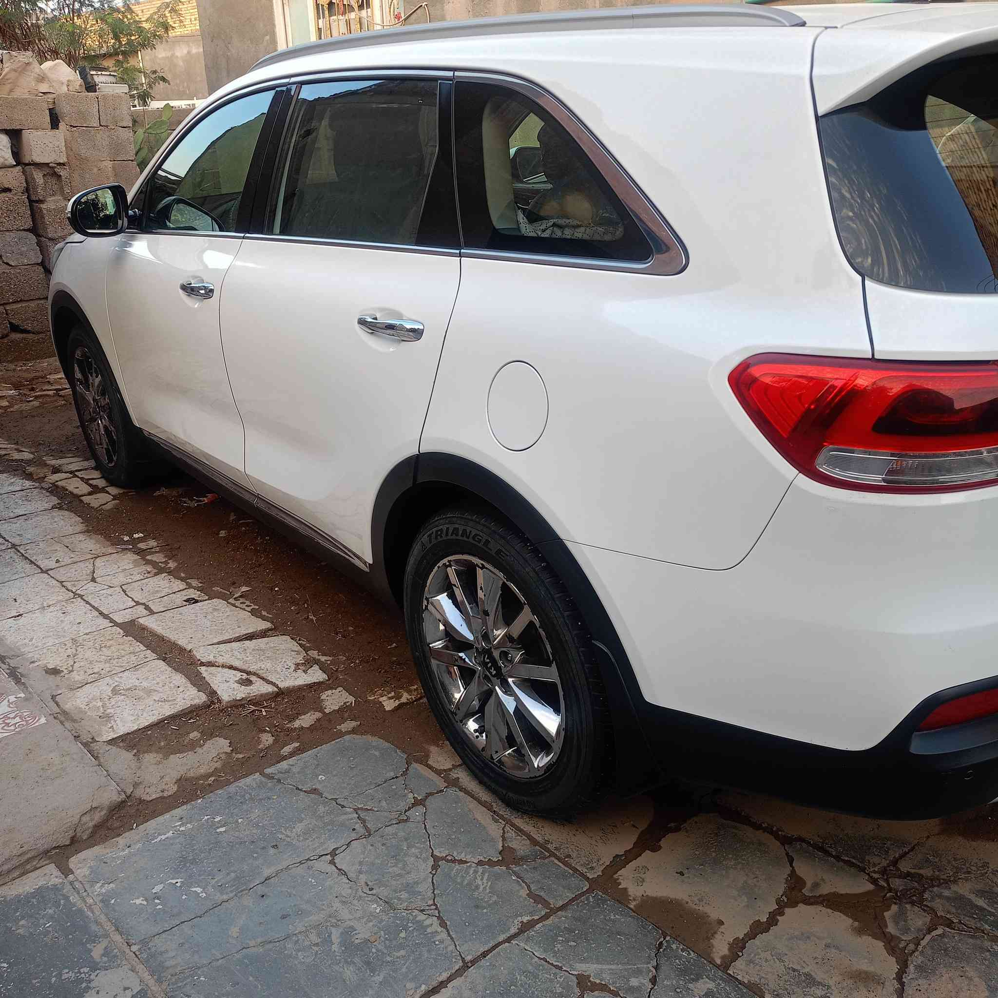 السلام عليكم للبيع اومراوس سيارة سورنتو 16خليجي محرك 6 سبعه راكب ثلث قطع تبريد رقم  ميسان بسمي السياره مكفوله كير محرك حادث السياره حلوه فقط دحجه قليله باب السايق باقي كفاله السعر 215 بيه مجال قليل ..*********** بيه واتساب
