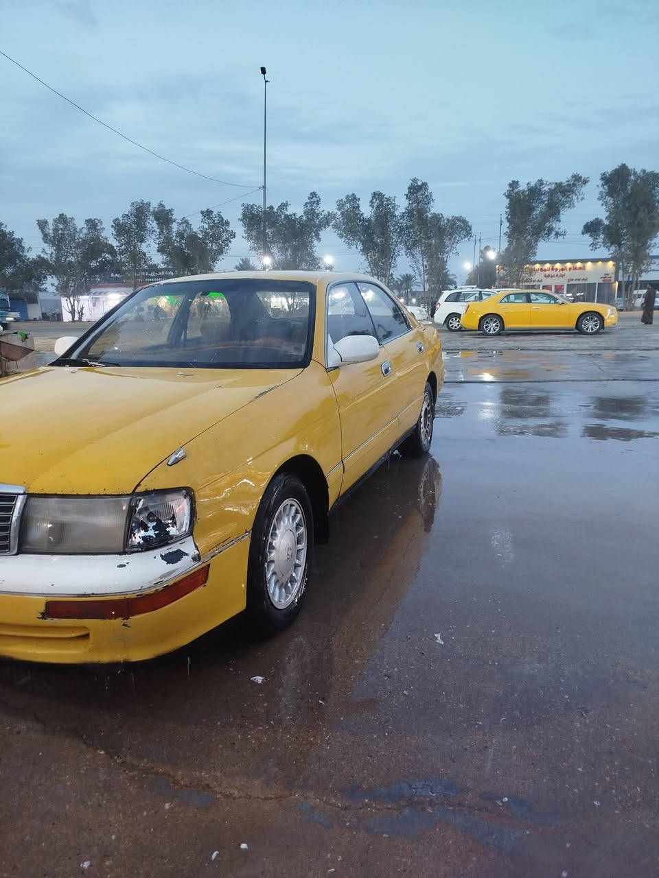 السلام عليكم بطة كراون موديل 2000 مكينة بلادية  كهربائيات تخم تاير دبلات صدر امامي وخلفي تبريد كله شغال رقمها ميسان تحويل مباشر غرامات مصفره مطلوبة هيئة سنة وحده فقط
رايدها ب 45ورقة 
***********
