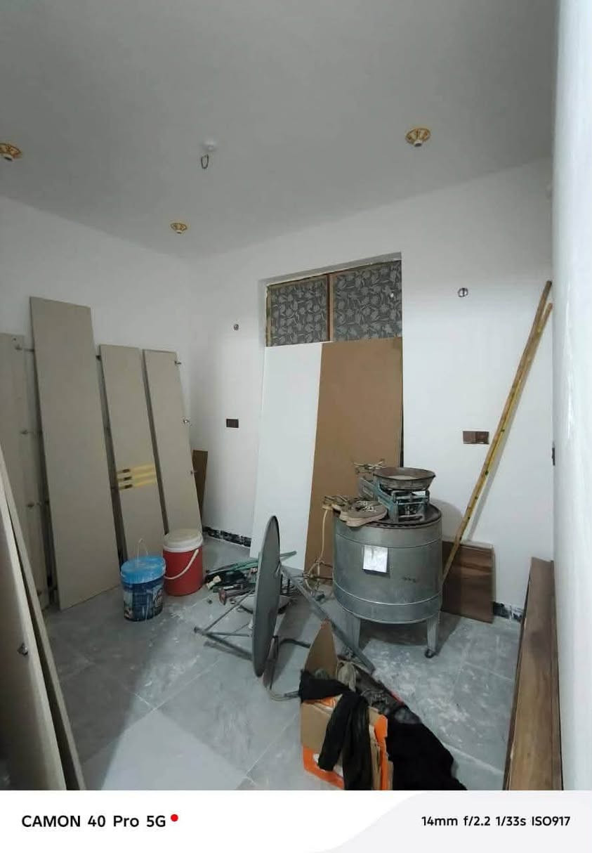 السلام عليكم
بيت مساحه 120متر زراعي بسديناويه بحي الرحمن يحتوي ع استقبال وصاله وغرفتين وصحيات وطابق ثاني اربع غرف مع توفر الخدمات شراي تفضل خاص وتدلل ***********
