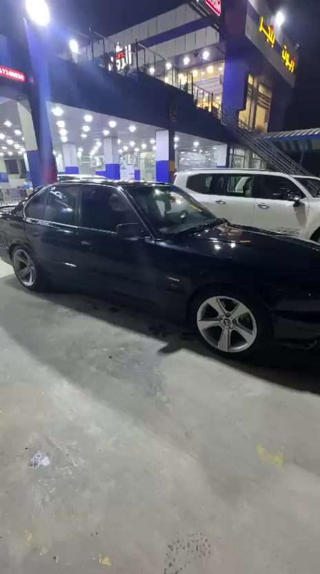 السلام عليكم
للبيع او مراوي باحدث 525 موديل 90محدث 95 بجم عريض  السيارة كاملة مكملة 
مكينة جديدة اكسل جديد تخم تاير جديد غرفة جديدة رقم بغداد جديد انكليزي 
مكان السيارة ديالى
السعر ٧٠ ورقة وبيها مجال 
للاستفسار الاتصال على الرقم ***********
