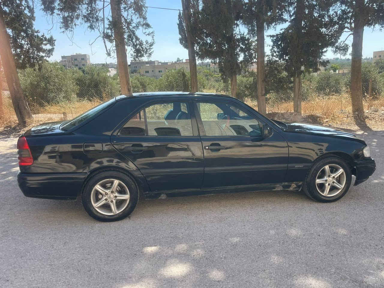 مرسيدس c200 موديل 1996 فل كامل بفتحه 
للبيع بسعر (2700)قابل للتفاوض 
- ماتور(2000cc) انجكشن فحص 
- قير اوتوماتيك فحص 
- فحص مرفق بصور ((خالي قص قلبان ))
- ترخيص لشهر 11/2026
- دهان جيد جداً 80%
- زجاج كهربا موري كهربا 
- كندشن حامي بارد 100%
- فتحه سقف كهربا بحاجه جكات
- سنتر سداسي 
- ميكانيك جديد 
- الموقع اربد بني كنانه كفرسوم
- للتواصل(0771300730))


**إذا كنت صاحب هذا الإعلان وتريد حذفه لأي سبب، رجاءا أرسل رسالة إلى الدعم الفني**